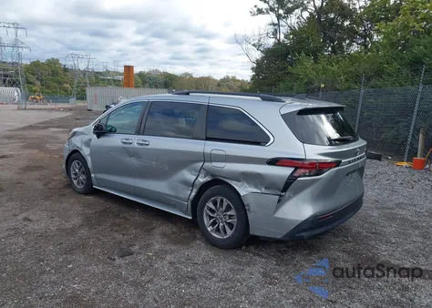 2021 Toyota Sienna Le z USA, uszkodzony, nr VIN 5TDKRKEC2MS033629